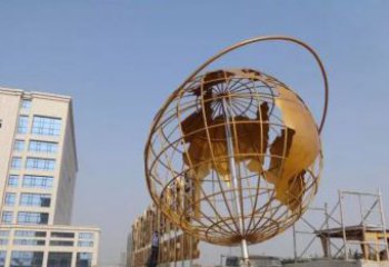 泰州地球仪雕塑是一种雕刻艺术，它将地球仪的地…