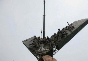 泰州充满激情的足球队人物铜雕