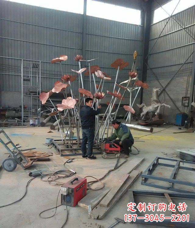 泰州荷花荷叶铜雕,营造梦幻氛围