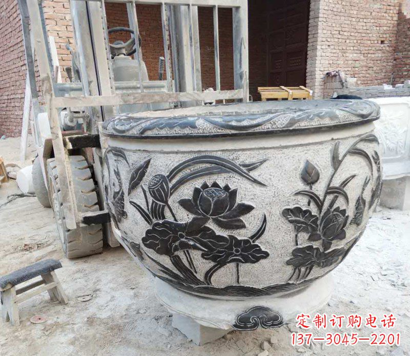 泰州中领雕塑青石荷花水缸雕塑以其独特的设计、…