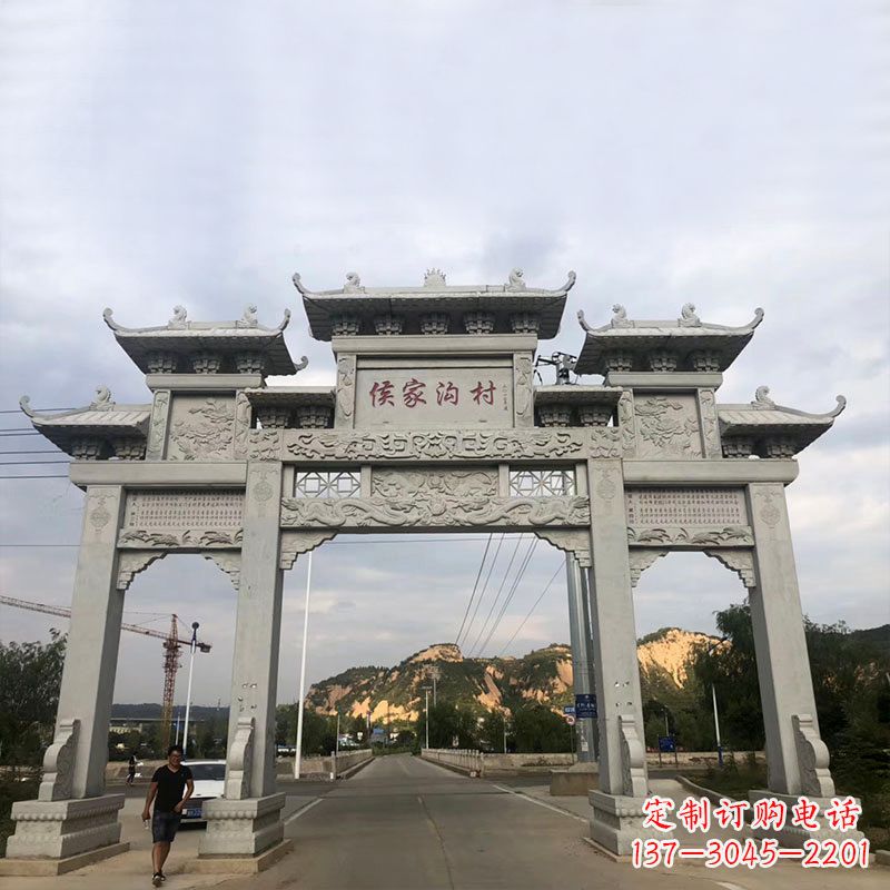 泰州侯家沟村村口三门四柱石雕牌坊