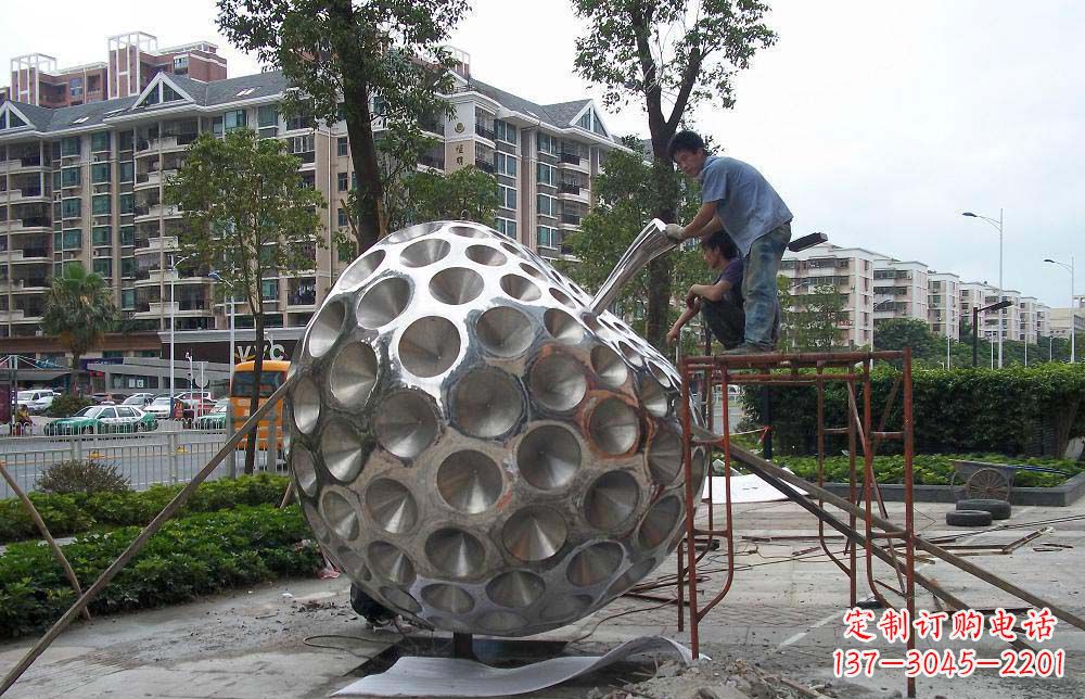 泰州精心打造的街边苹果雕塑
