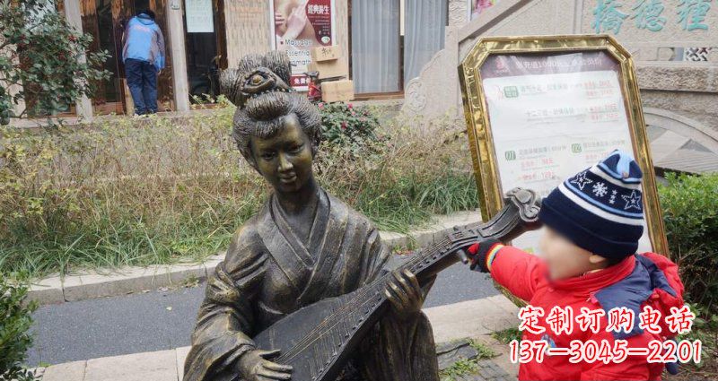 泰州街边弹琵琶的古代美女雕塑