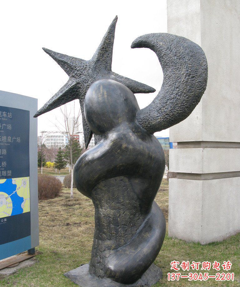 泰州街边星星月亮景观铜雕是由中国领雕塑定制的…