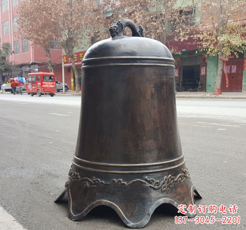 泰州铜钟雕塑:精致美观的景观艺术