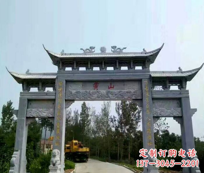 泰州景区三门石雕牌楼，是一种典型的古典建筑风…