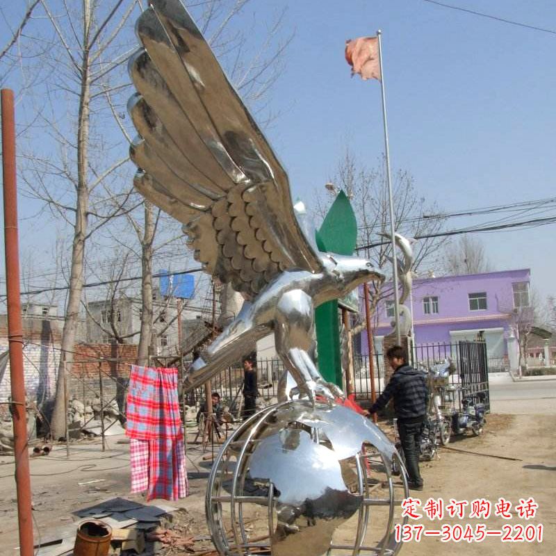 泰州超越传统的老鹰不锈钢雕塑