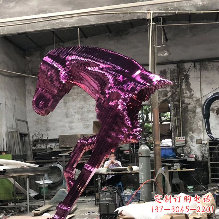 泰州精心打造的不锈钢马头雕塑