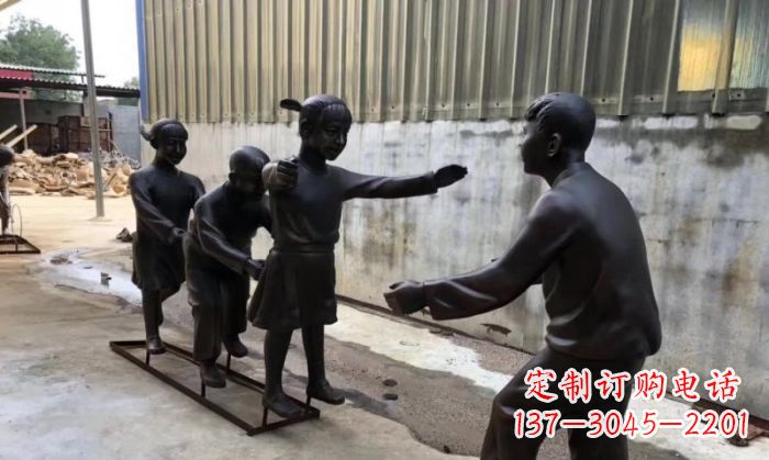 泰州华中领雕塑出品——老鹰捉小鸡铜雕
