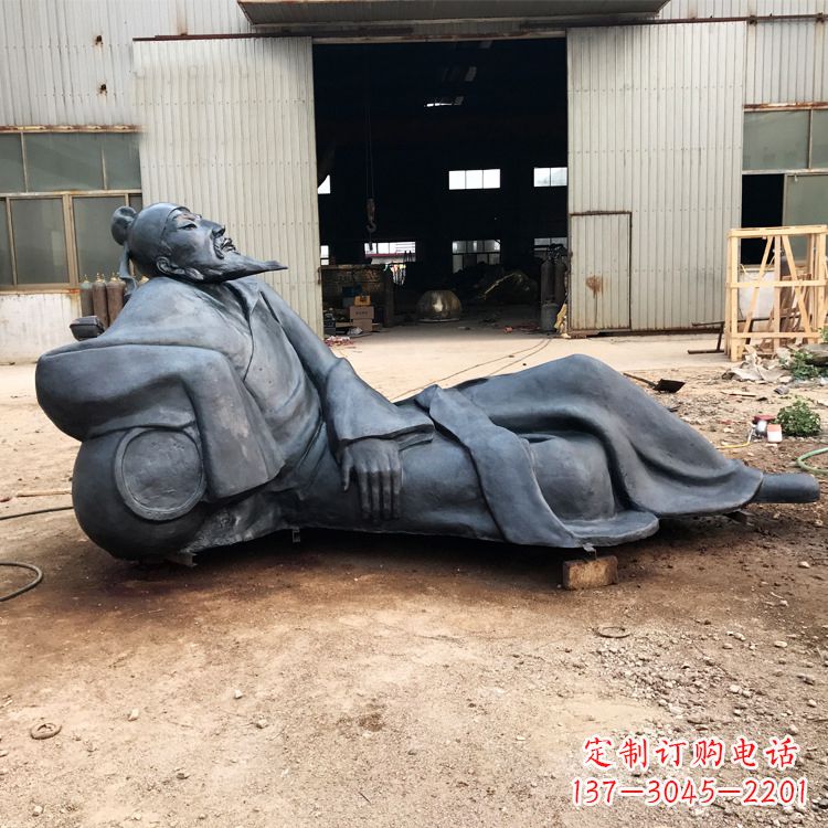 泰州李白醉卧铜雕塑,抒写出豪迈之气