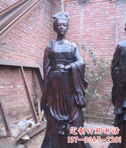泰州汹涌波澜中的李清照雕塑