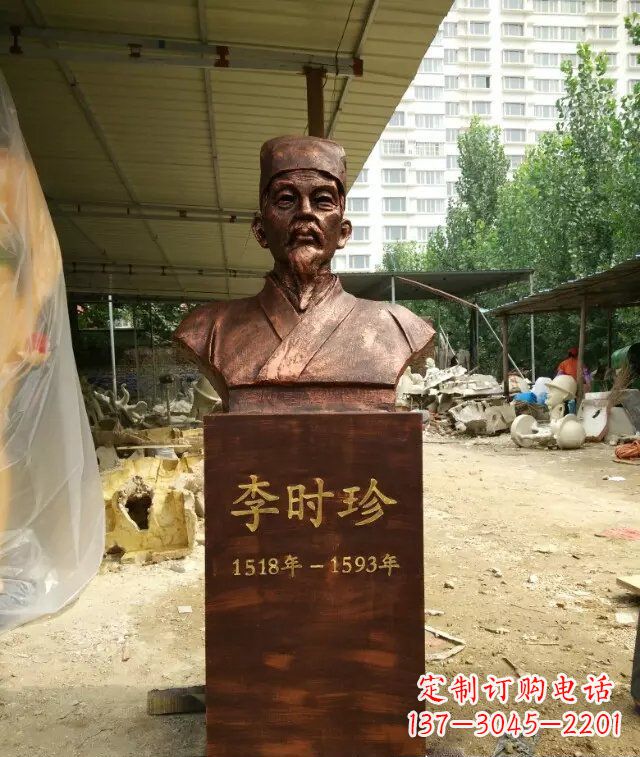 泰州寓意深长精致细节——李时珍校园名人铜雕