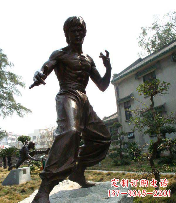 泰州忠实再现李小龙公园名人铜雕