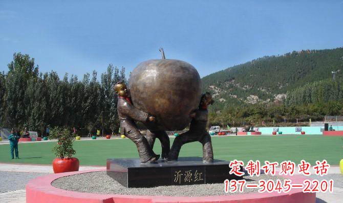 泰州苹果融入两岁小孩的生活——公园铜雕