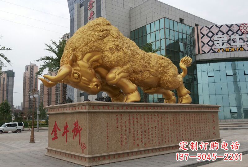 泰州鎏金开荒牛铜雕像,城市街道景观动物雕塑