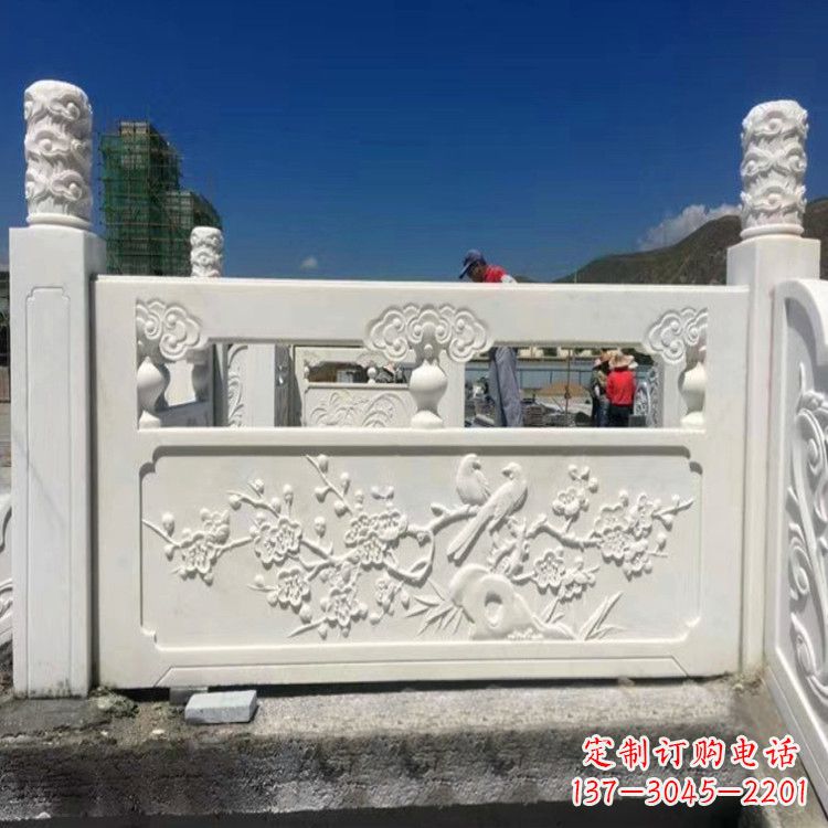 泰州梅花石雕塑栏板——为您的室内外空间带来精美的艺术气息