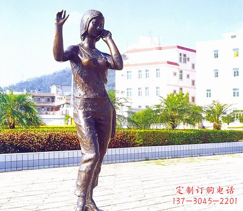 泰州美女打电话广场景观铜雕