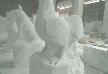 泰州华丽而神奇的汉白玉中领生肖鸡雕塑