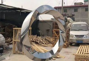 泰州镜面不锈钢几何圆环雕塑，经典永恒之美