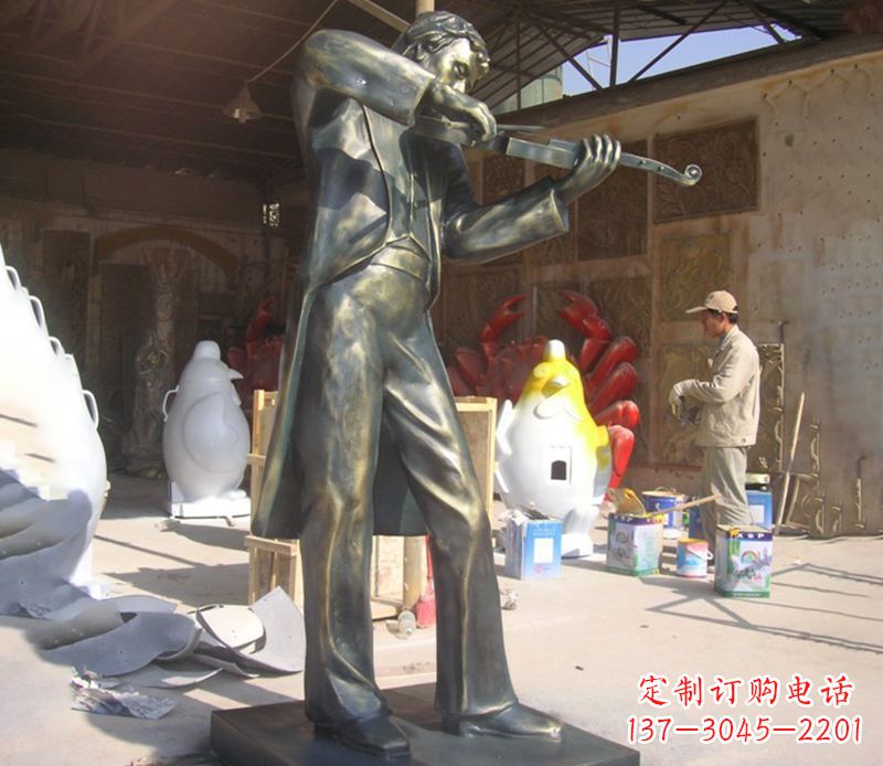 泰州男人演奏小提琴铜雕
