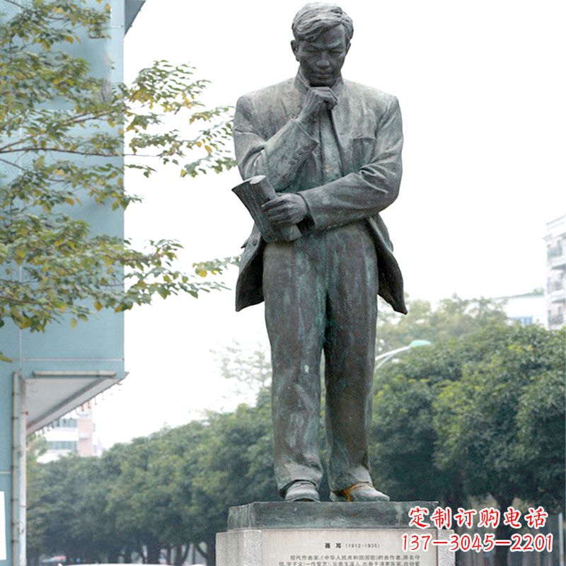 泰州很多历史上著名的人物都有精美的雕塑来表彰…