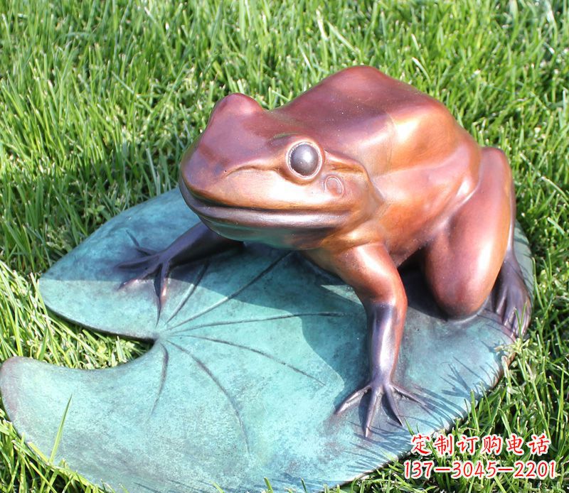 泰州复古古典之美,荷叶青蛙雕塑