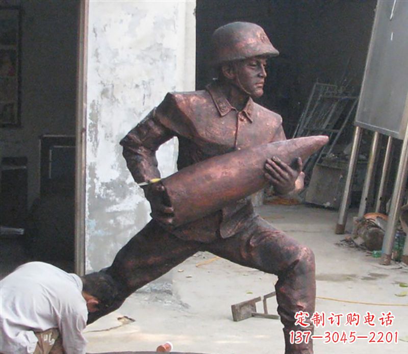泰州铜雕炮弹战士,象征勇气和决心