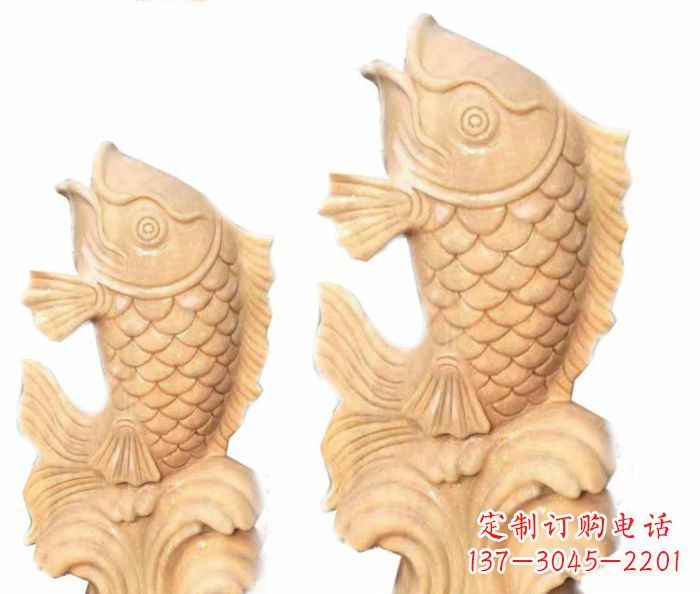 泰州晚霞红石喷水鲤鱼雕塑,灵动悠扬