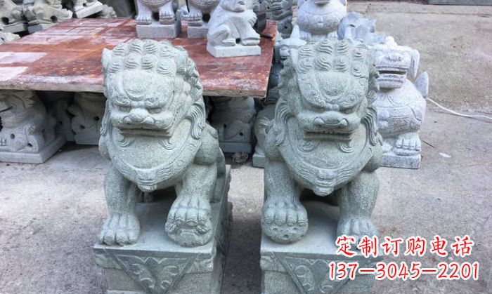 泰州青石踩球狮子看门石雕,精致雕塑令门口更加精彩