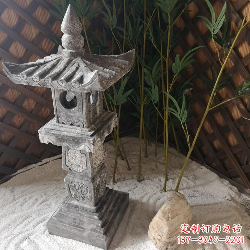 泰州青石仿古灯笼雕塑是由中领雕塑定制的经典雕…