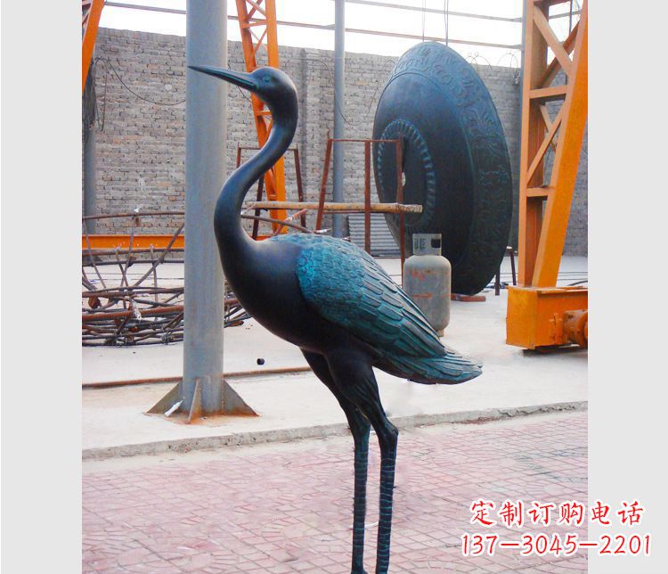 泰州青铜仙鹤雕塑:展现古典和谐之美