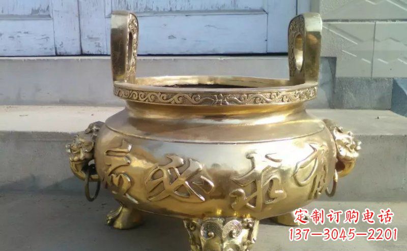 泰州壮丽威猛的三足香炉铜雕