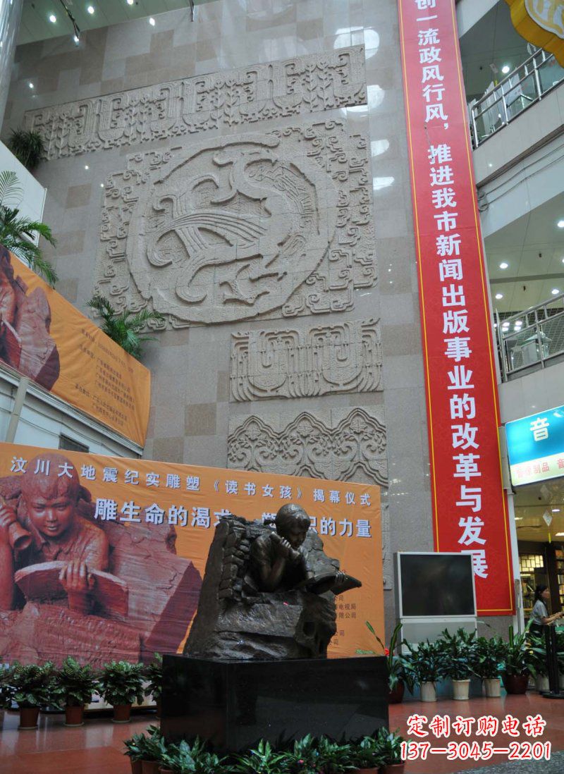 泰州令人惊叹的小女孩景观铜雕