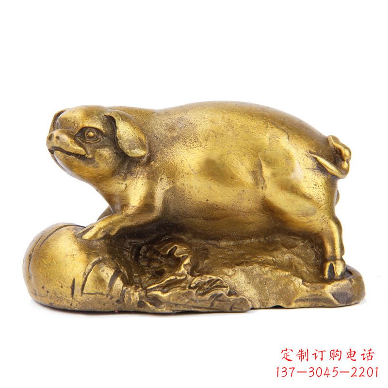 泰州铸铜鎏金猪雕塑时尚炫彩,精致温馨