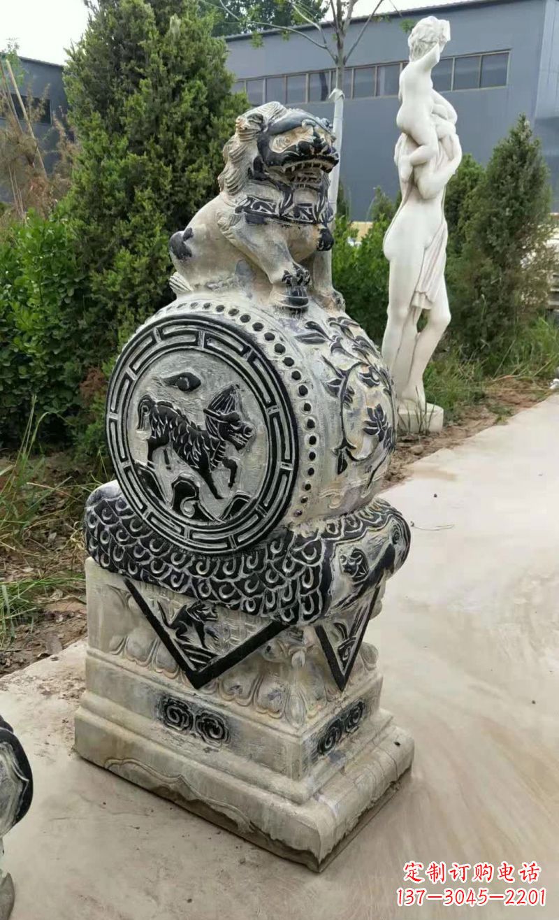 泰州狮子抱鼓石雕塑,象征力量与美感