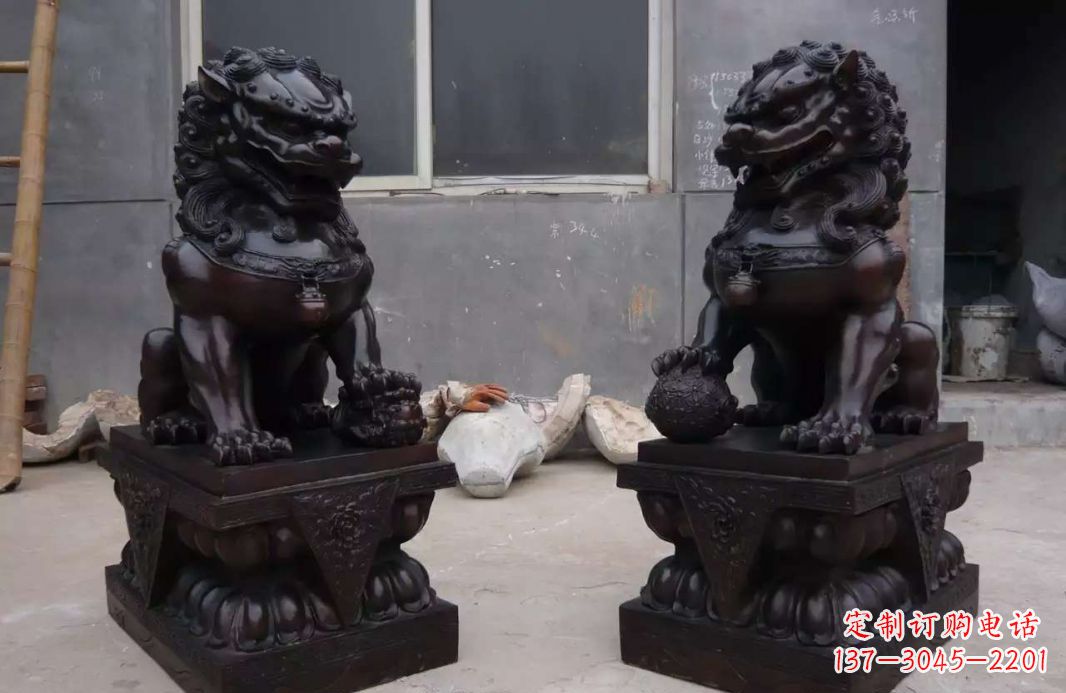 泰州狮子踩球铜雕