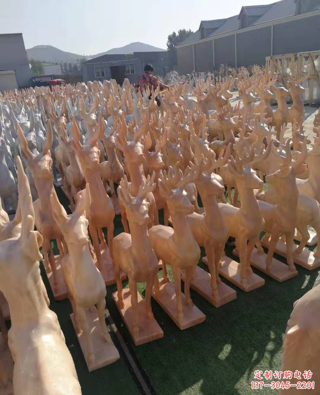 泰州红梅花鹿雕塑,美丽而优雅