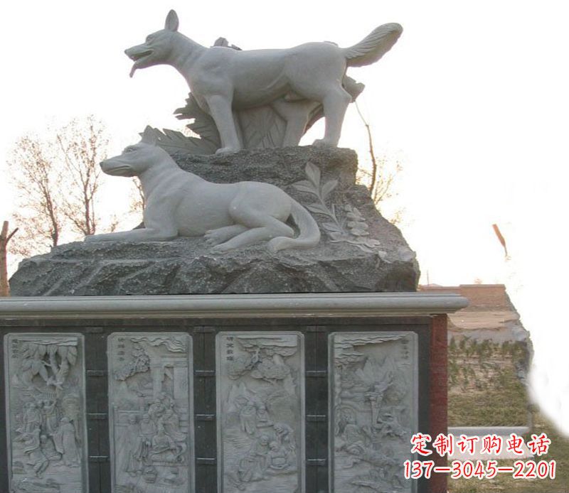 泰州体现艺术灵感的两只狗公园动物雕塑