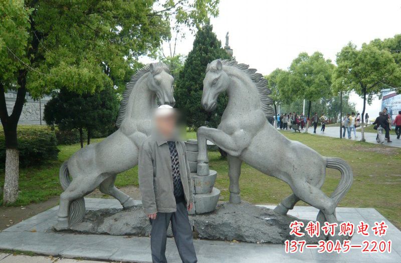 泰州以马为主题的石雕艺术品