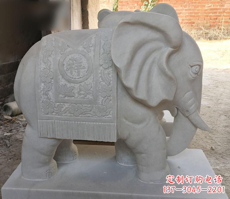 泰州风格多样的大象雕塑