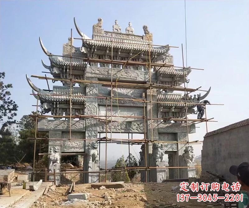 泰州石牌坊外东侧的龙凤雕塑