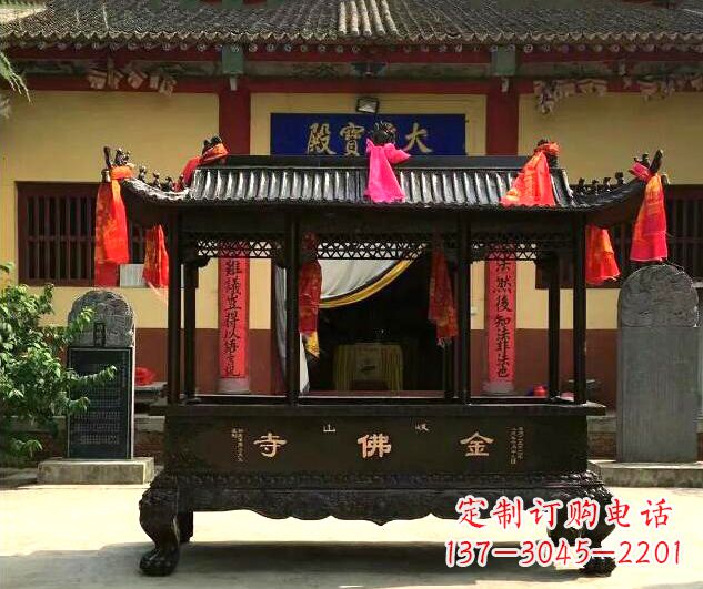 泰州双兽头三足雕花铜香炉