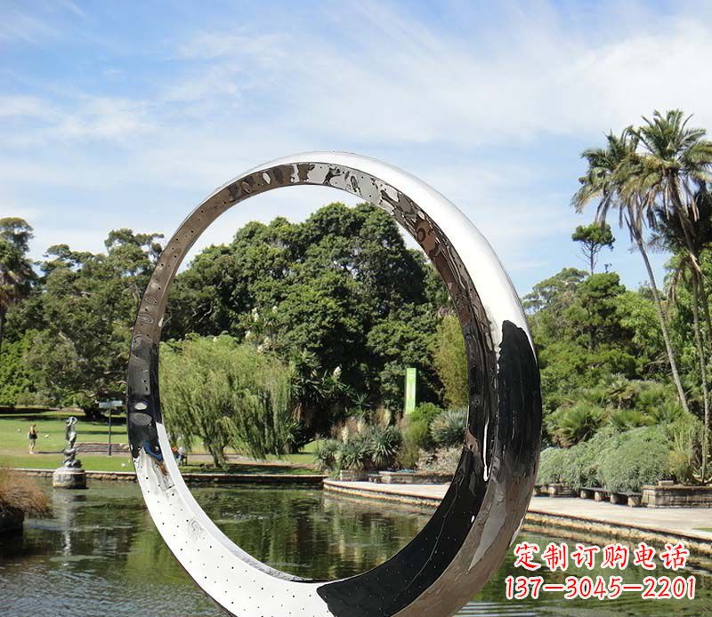 泰州水景不锈钢镜面圆环雕塑