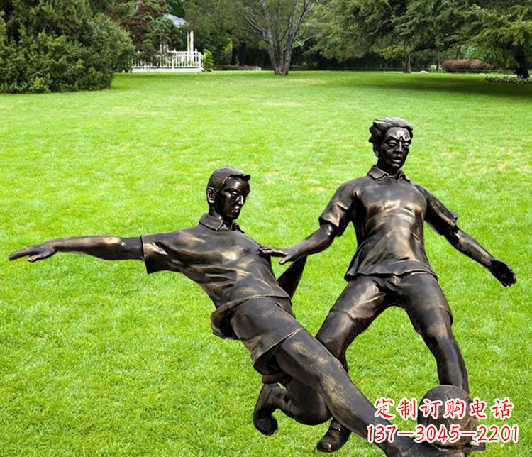 泰州踢足球的人物铜雕