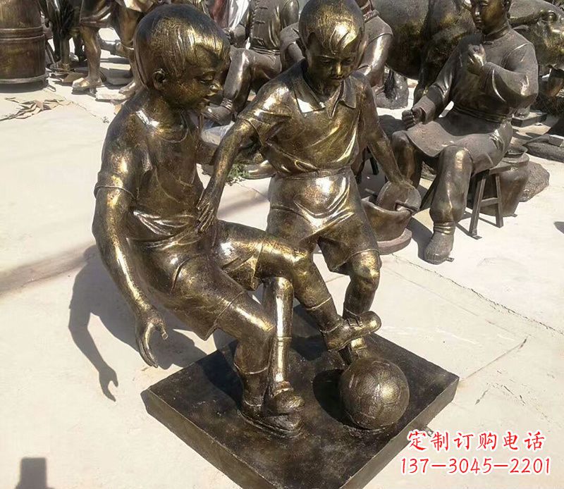 泰州踢足球的儿童铜雕