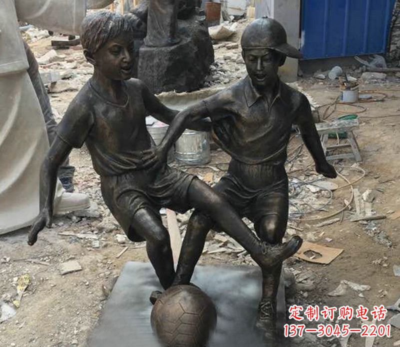 泰州踢足球公园人物铜雕
