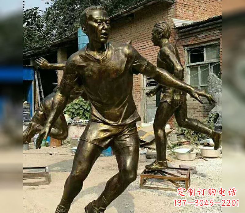 泰州踢足球广场人物铜雕