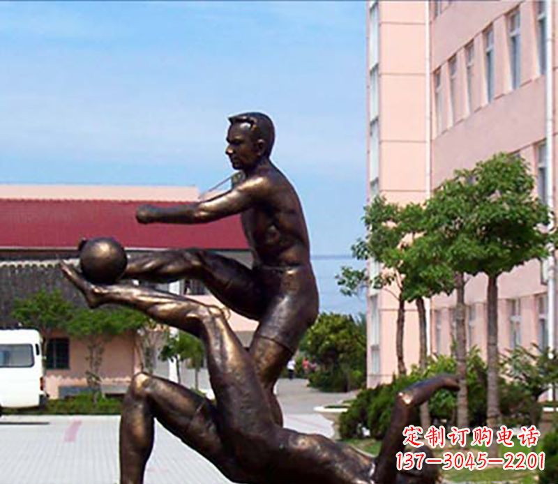 泰州踢足球人物广场小品铜雕