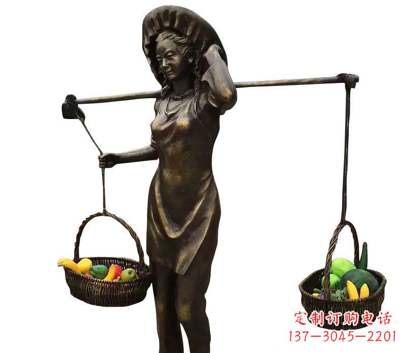 泰州挑着蔬果的女人铜雕