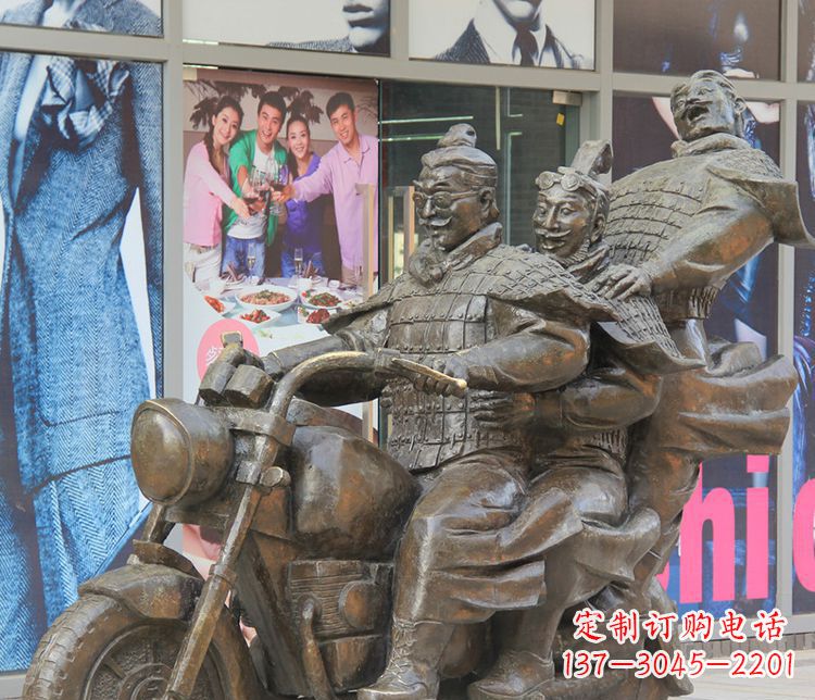 泰州铜雕步行街骑摩托人物雕塑